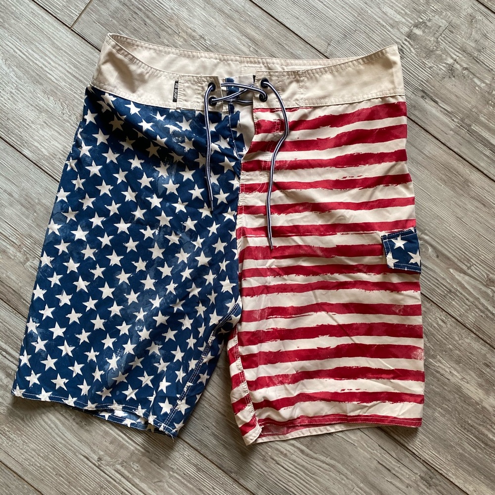 GREAT CONDITION MENS AMERICAN FLAG SWIMSUIT.